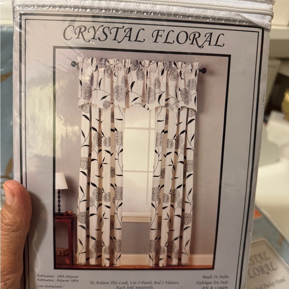 CRYSTAL FLORAL
4 Rod Pocket Panel
54in X 84in (137 X 213 cm) gorgeous colors - Picture 8 of 11